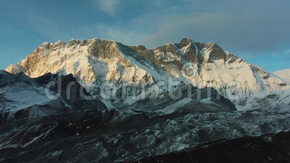 日落时的Nuptse山和Lhotse南脸喜马拉雅山尼泊尔鸟瞰图视频的预览图