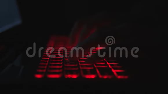 程序员晚上在笔记本电脑上工作视频的预览图