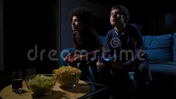 青少年男孩看电视屏幕选择电子游戏视频的预览图