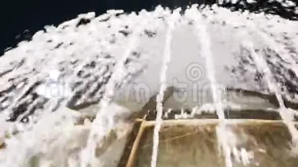凉爽的喷泉倾泻着他的玻璃穹顶不错的镜头视频的预览图