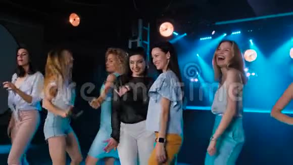 单身派对上的女朋友搞笑跳舞唱歌慢动作视频的预览图