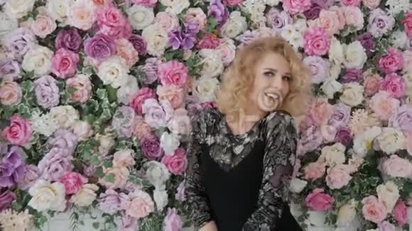 在花的背景上摆姿势的女人视频的预览图
