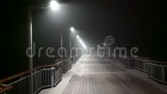 保加利亚波莫里码头夜间小雨视频的预览图