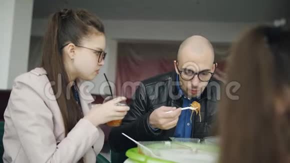 两个女儿和他父亲一起在一家咖啡馆吃午饭和聊天家庭休息日视频的预览图