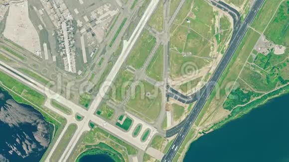纽约皇后区纽约国际机场的鸟瞰图视频的预览图