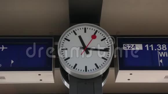 钟在火车站视频的预览图