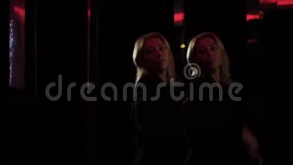 在成人女子的双镜中倒影在夜总会跳舞女士玩得很开心在迪斯科舞厅移动身体休闲视频的预览图