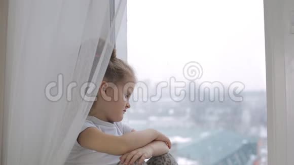 伤心的小女孩看着窗外想了想什么然后把它句子视频的预览图