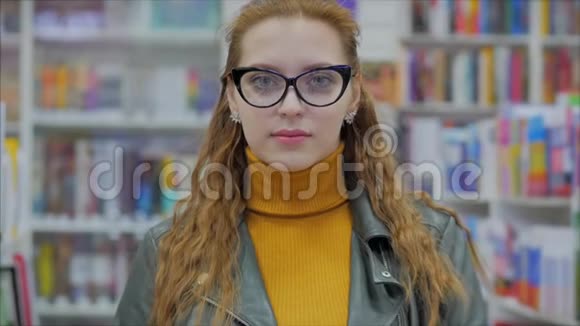 镜中少女微笑的肖像在城市大学图书馆的镜头中寻找视频的预览图