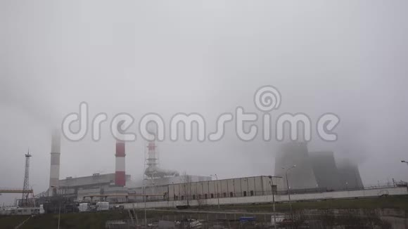 工业管道用烟雾污染大气视频的预览图