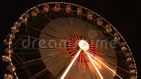 摩天轮在晚上旋转视频的预览图