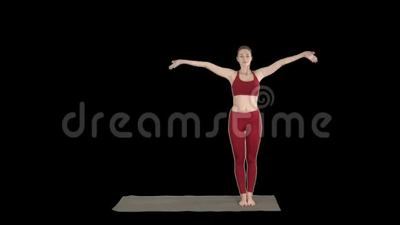 女性练习瑜伽站在伸展的角度练习Uttthitaparsvakonasana姿势阿尔法频道视频的预览图