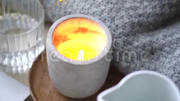 在桌上的混凝土罐子里燃烧蜡烛视频的预览图