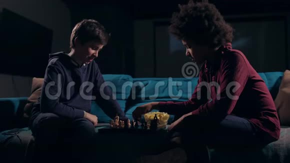 不同的少年在棋盘上移动棋子视频的预览图