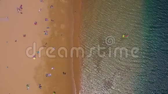 从金沙太阳伞海滩上面目全非的人的高度观看Tenerife视频的预览图