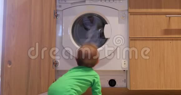 小孩正在检查洗衣机视频的预览图