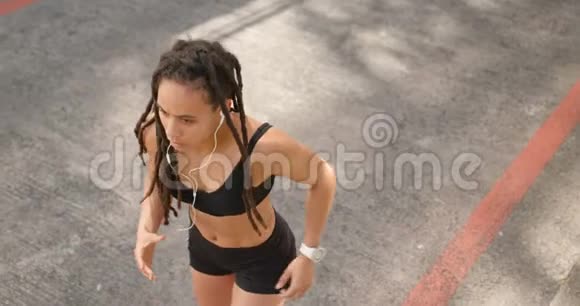非洲裔美国妇女在城市慢跑的高角度视角4k视频的预览图