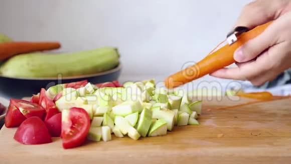 女人在做饭女人手在砧板上切蔬菜视频的预览图