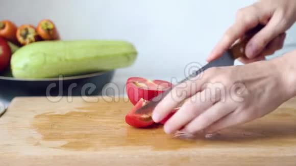 女人在做饭女人手在砧板上切蔬菜视频的预览图