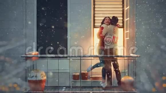 情人节阳台上的情侣视频的预览图