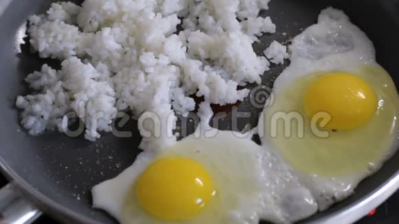 米饭炒鸡蛋视频的预览图