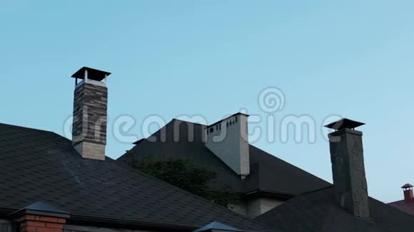 黄昏时私人住宅的屋顶天空中是新月视频的预览图