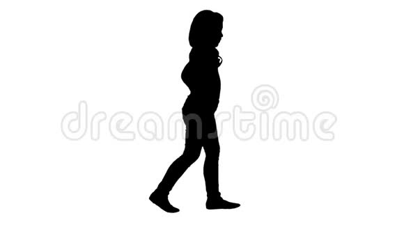 小女孩穿着便服走路视频的预览图