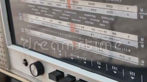 无线电拨号搜索电台以前的苏联电台旧的老式收音机是通过转动一个拨号调的女人手视频的预览图