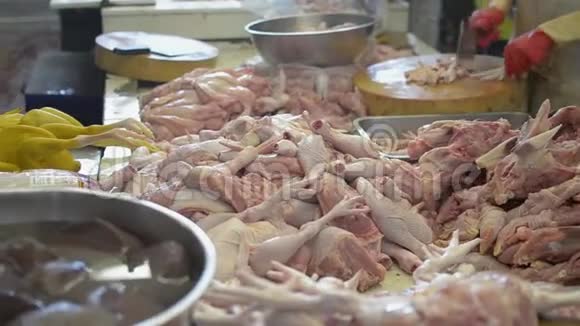 解剖的鸡肉在农贸市场出售供应商准备鸡肉视频的预览图