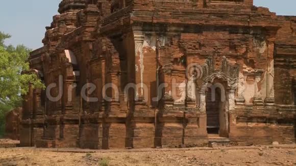 一座古老寺庙的入口和墙壁视频的预览图