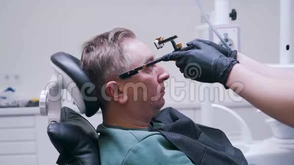 病人被固定在牙科诊所的下巴上视频的预览图