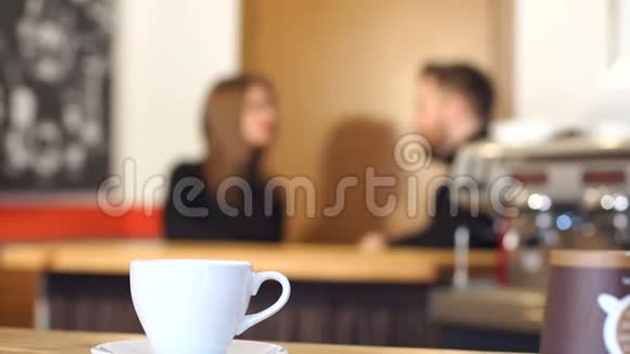 咖啡杯背景上的夫妇在cofee商店视频的预览图