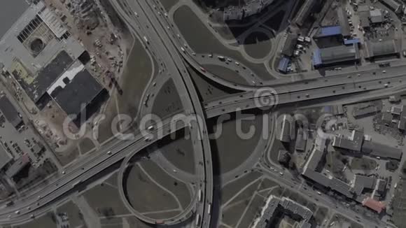 欧洲城市交通大桥高架桥无人机射击视频的预览图