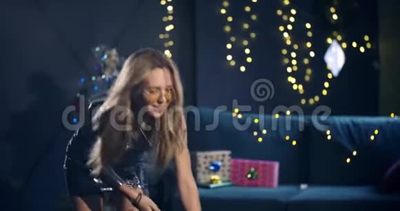 美丽的性感女孩穿着闪亮的裙子在聚会后整理新年圣诞节公司聚会耀斑和博基视频的预览图