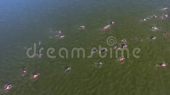 运动员在水上竞渡深绿色河流时的空中飞行视频的预览图