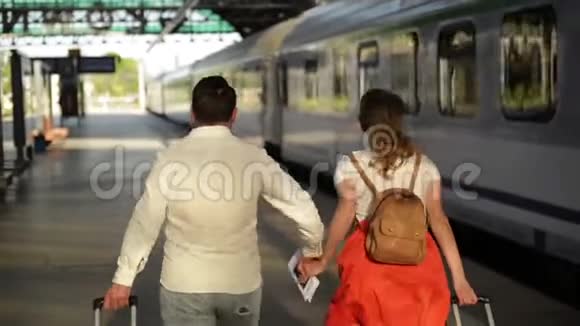 在火车站带西装革履的夫妇火车开出时女子手里拿着护照视频的预览图