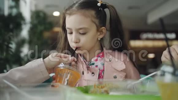 小女孩尝试胡萝卜汁和一些鬼脸视频的预览图