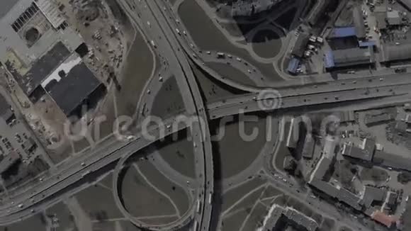 欧洲城市的交通桥梁高架桥无人机射击视频的预览图