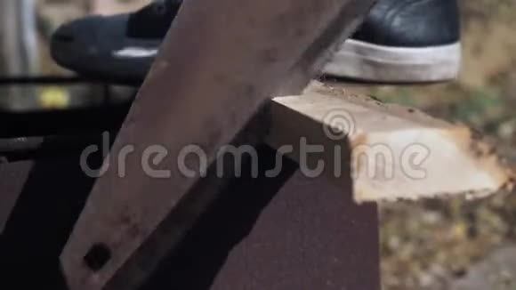 特写人锯木柴手锯男性手锯旧木头4k视频5994帧秒视频的预览图