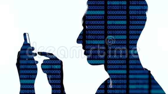 黑客使用带有蓝色代码的智能手机的双重曝光智能手机男程序员双重阐述视频的预览图