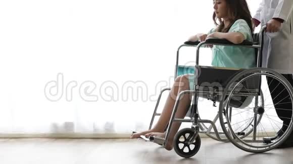 病人坐在医院的轮椅上表现出各种情绪视频的预览图