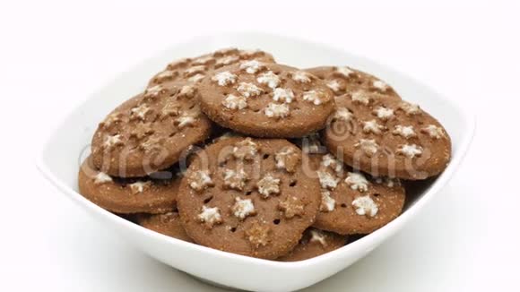 巧克力饼干放在盘子里放在白色的视频的预览图