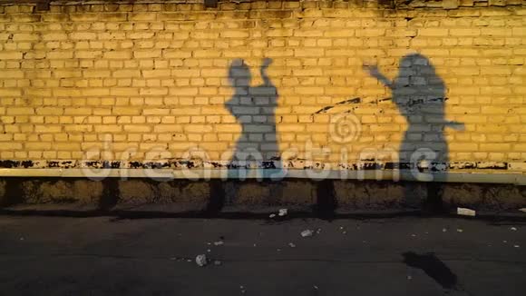 日落时分两名妇女在工业屋顶上靠砖墙跳舞视频的预览图