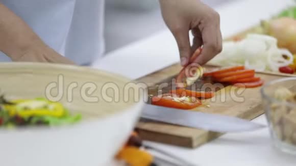 亚洲女人准备蔬菜做沙拉当午餐视频的预览图
