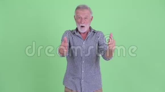 快乐的大胡子老人竖起大拇指看上去很兴奋视频的预览图