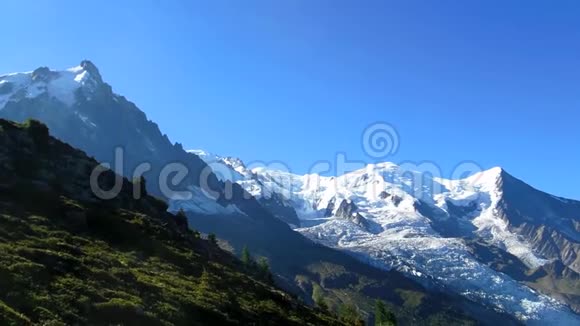 在阳光明媚的日子里山和雪视频的预览图