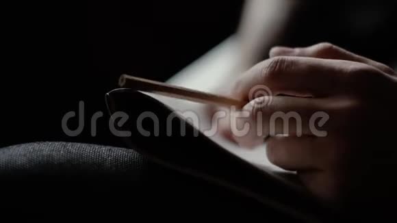 特写男用铅笔在黑暗的背景上紧张地敲着垫子视频的预览图