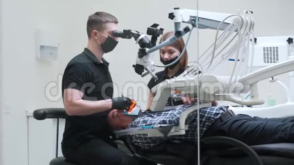 牙医在技术设备上做手术视频的预览图
