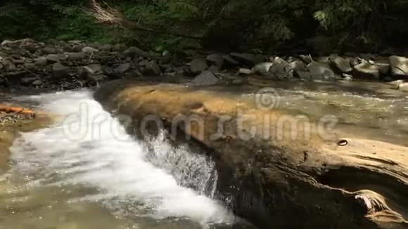 山的河流运动视频的预览图
