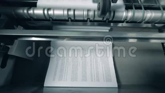 有文字的印刷页堆放在印刷线上视频的预览图